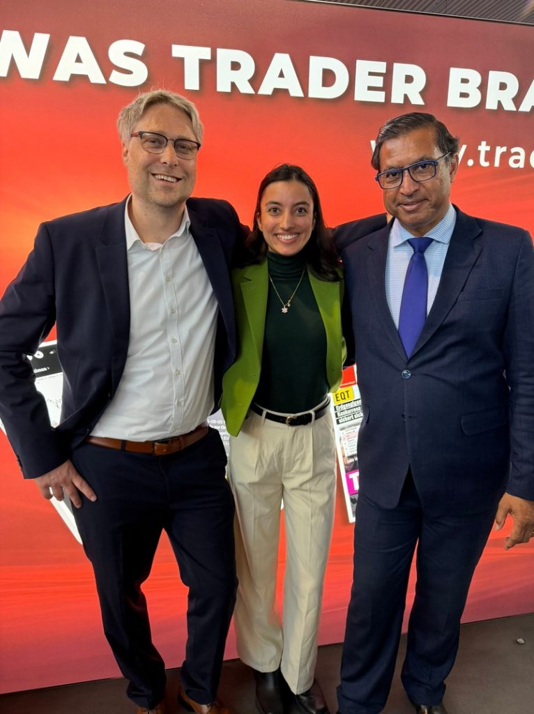 Simon Betschinger mit Maya und Arun Chaudhuri auf der Invest in Stuttgart
